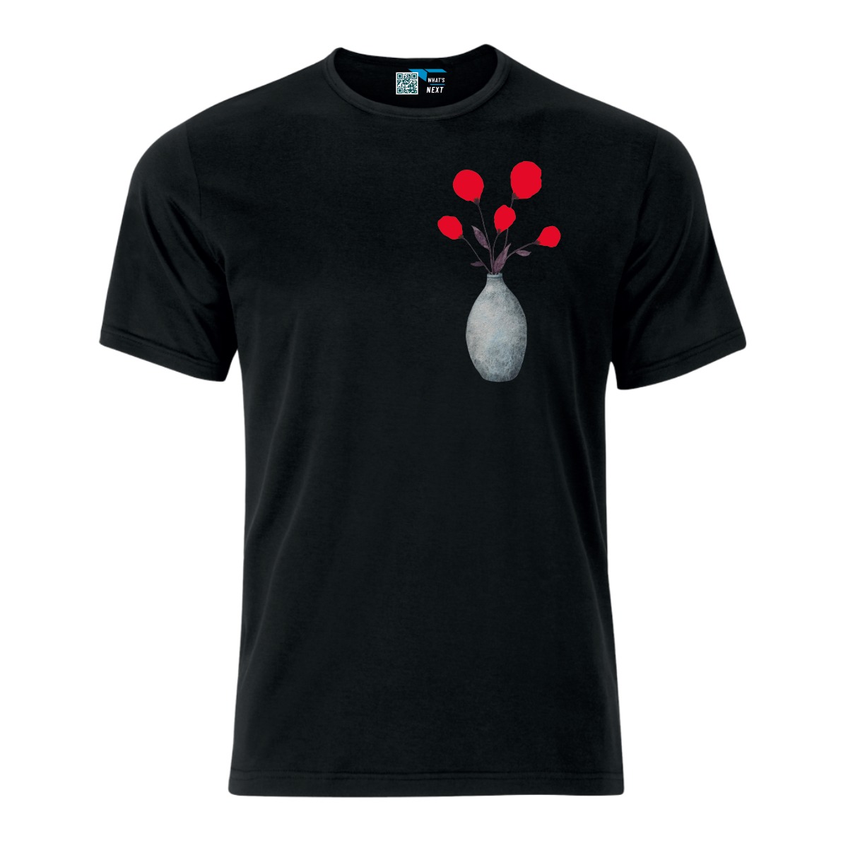 Schwarzes T-Shirt. Auf der linken Brust eine Vase, oval, bauchig, aus der fünf Blumen schauen. Die Vase wirkt graublau, die Blüten der Blumen stechen in knallendem Neonrot hervor.