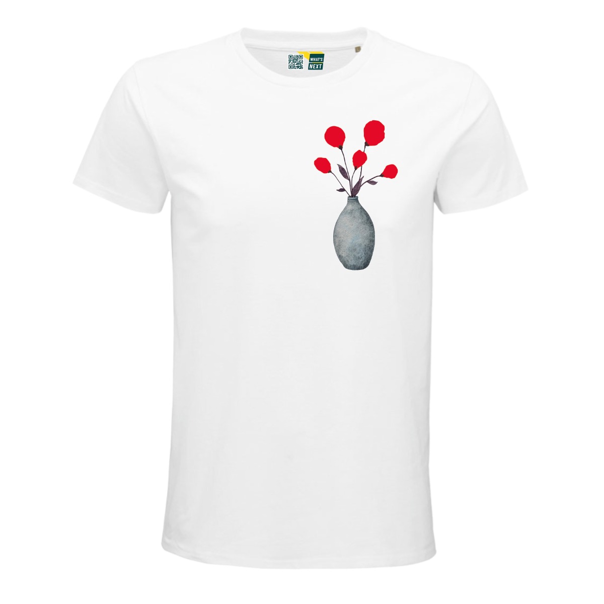 Weißes T-Shirt. Auf der linken Brust eine Vase, oval, bauchig, aus der fünf Blumen schauen. Die Vase wirkt graublau, die Blüten der Blumen stechen in knallendem Neonrot hervor.