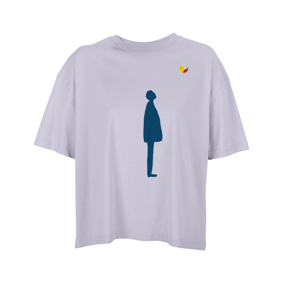 Ein Oversize-Shirt in flieder, darauf eine stilisierte Person von der Seite, komplett in sehr dunklem Blau. Die Person schaut nach rechts oben, zu einem dreifarbigen Ball (Gelb, Grau und Rot), der etwa auf der Brust des T-Shirts sitzt.