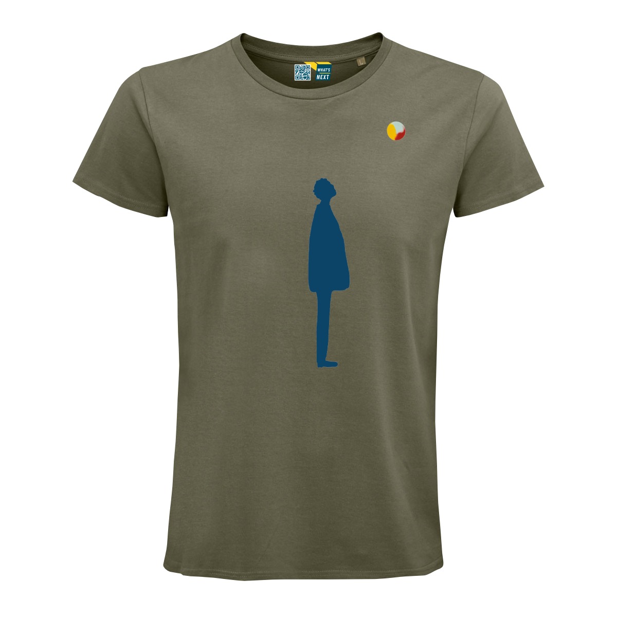 Ein T-Shirt in khaki, darauf eine stilisierte Person von der Seite, komplett in sehr dunklem Blau. Die Person schaut nach rechts oben, zu einem dreifarbigen Ball (Gelb, Grau und Rot), der etwa auf der Brust des T-Shirts sitzt.