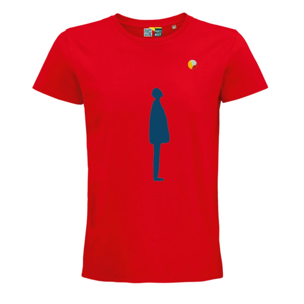 Ein T-Shirt in rot, darauf eine stilisierte Person von der Seite, komplett in sehr dunklem Blau. Die Person schaut nach rechts oben, zu einem dreifarbigen Ball (Gelb, Grau und Rot), der etwa auf der Brust des T-Shirts sitzt.