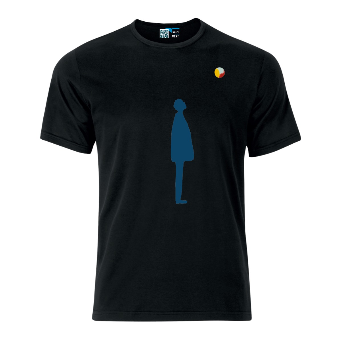 Ein T-Shirt in schwarz, darauf eine stilisierte Person von der Seite, komplett in sehr dunklem Blau. Die Person schaut nach rechts oben, zu einem dreifarbigen Ball (Gelb, Grau und Rot), der etwa auf der Brust des T-Shirts sitzt.
