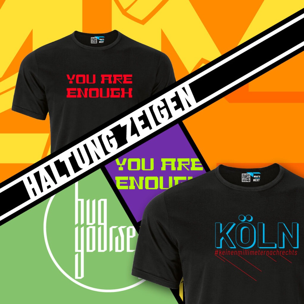 Ein quadratisches Bild, Hintergrund aus Orange und Gelb. Darauf schwarze T-Shirts mit den Motiven "You are enough" und "Köln keinen Millimeter nach rechts". Eine schwarze Schräge teilt das Bild, darin steht in Weiß "Haltung zeigen". Unter der Schräge sind weitere Motive aus dem Shop in verschiedenen, schrägen Rechtecken.