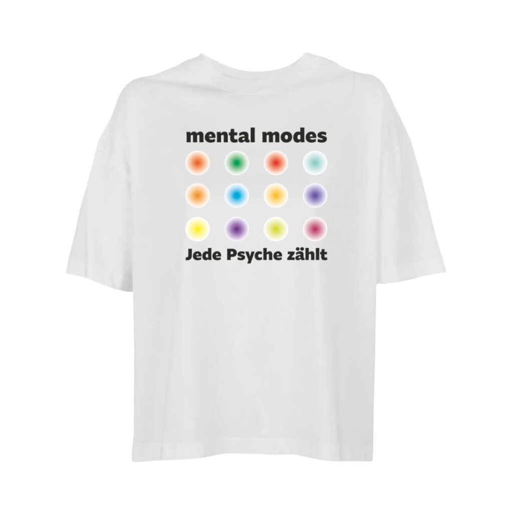 Ein weißes Oversize-Shirt, auf der Brust zuerst in schwarz der Schriftzug "mental modes", dann vier mal drei kreisförmige Farbverläufe in verschiedenen Farben jeweils von stark nach schwach. Darunter, wieder in Schwarz "Jede Psyche zählt"